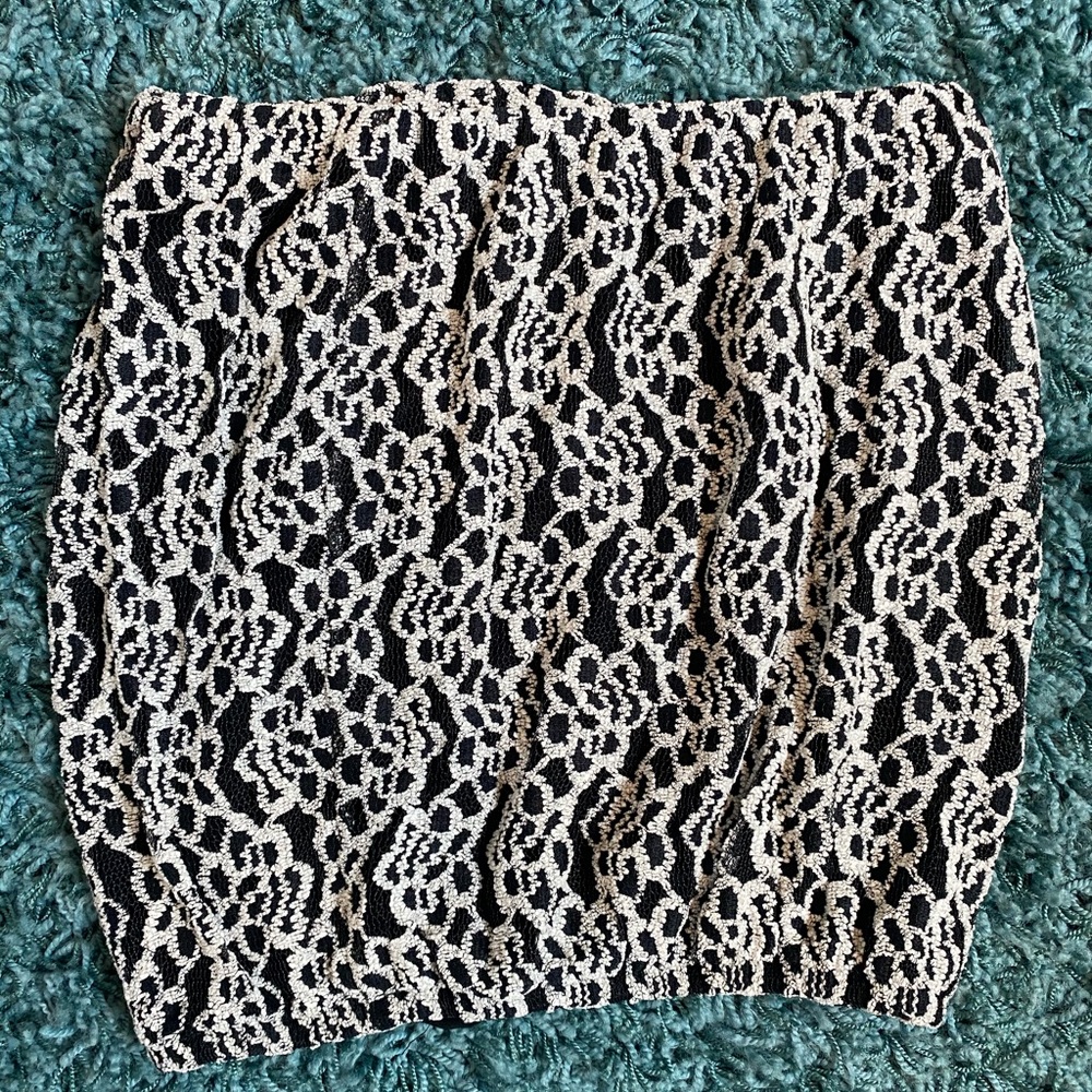 Lace pattern black and white bubble tube top